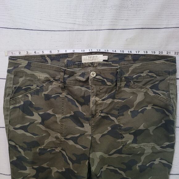 Torrid Size 22 Crop Aviator Skinny Stretch Twill Mid-Rise Pant Dark Camo - Picture 4 of 8